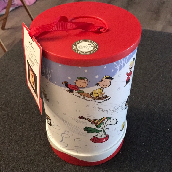 NWT 2022 Hallmark Peanuts Gang Sledding Rotating Musical Lamp With Light - Picture 3 of 6
